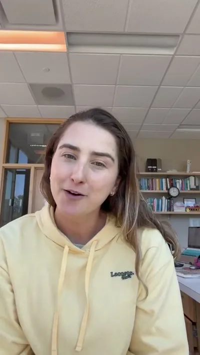 Aluna falando sobre a formação com Regina Vanderlinde