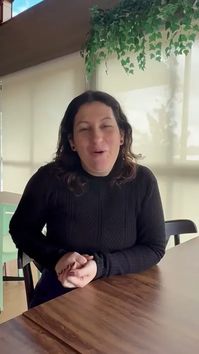 Aluna falando sobre a formação com Regina Vanderlinde