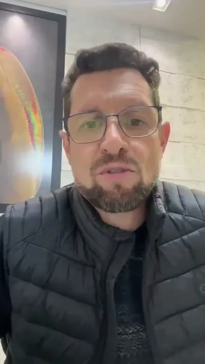 Aluno falando sobre a formação com Regina Vanderlinde