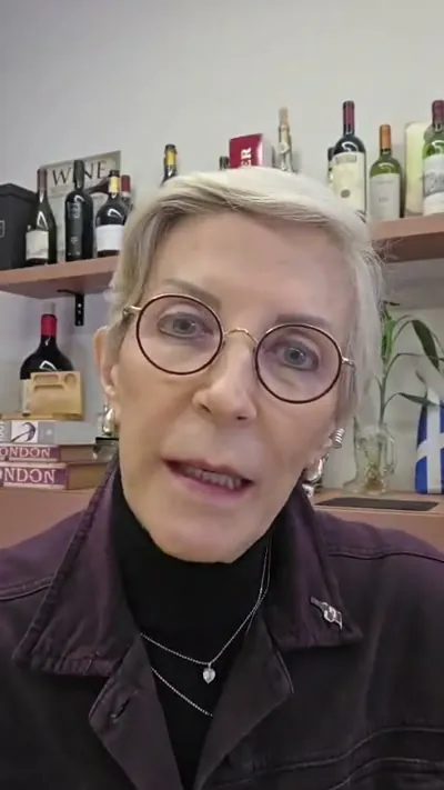 Aluna falando sobre a formação com Regina Vanderlinde