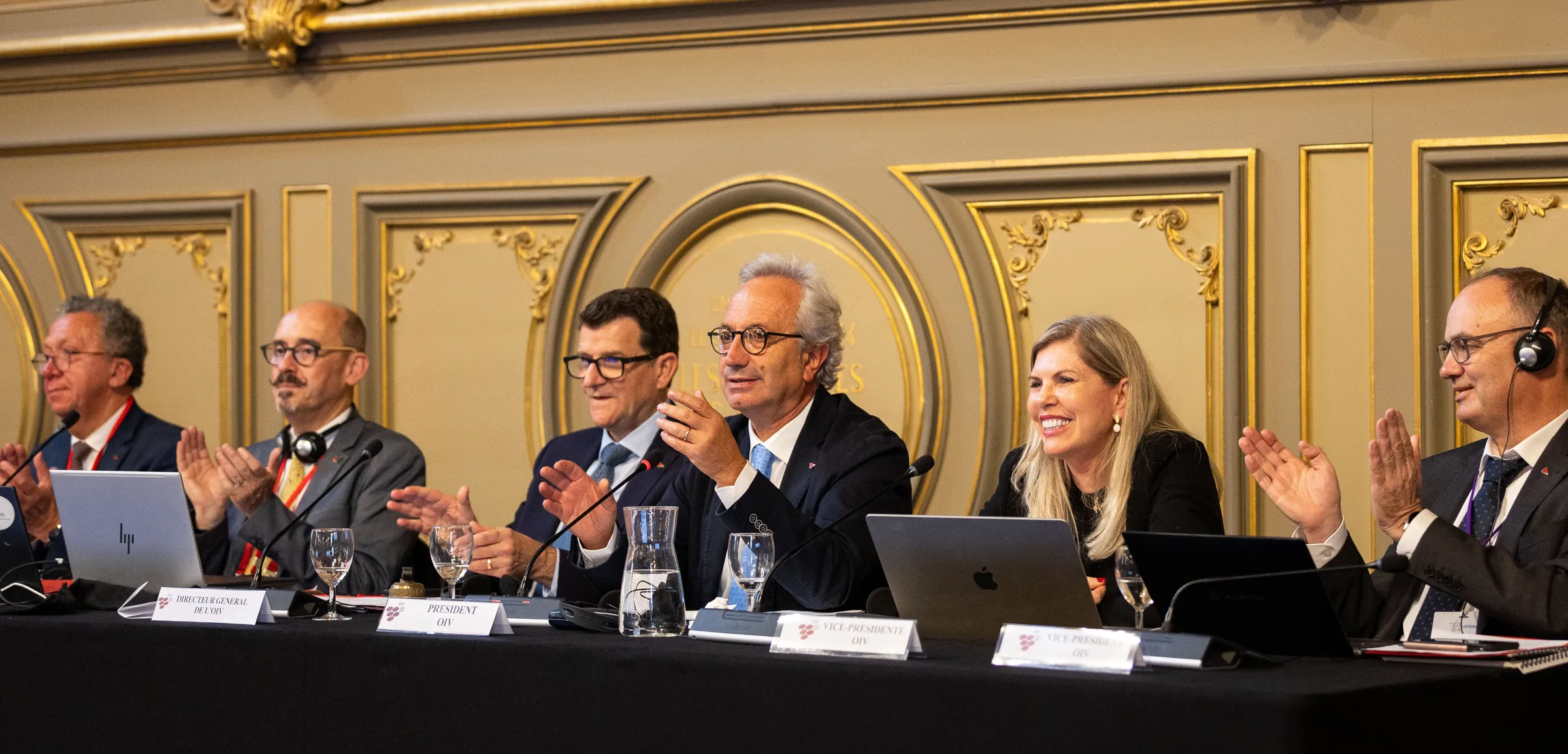 Regina Vanderlinde na mesa diretora da Assembleia Geral da OIV, em Dijon